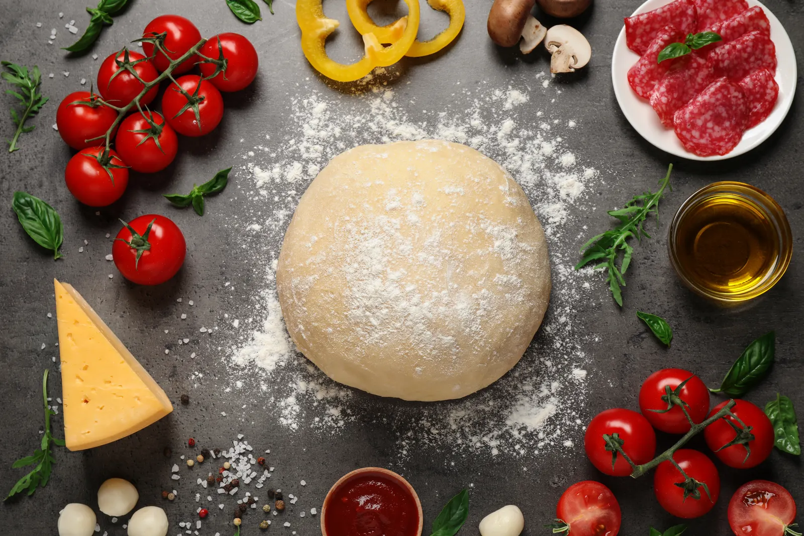 Tezgaha dizilmiş pizza hamuru malzemeleri